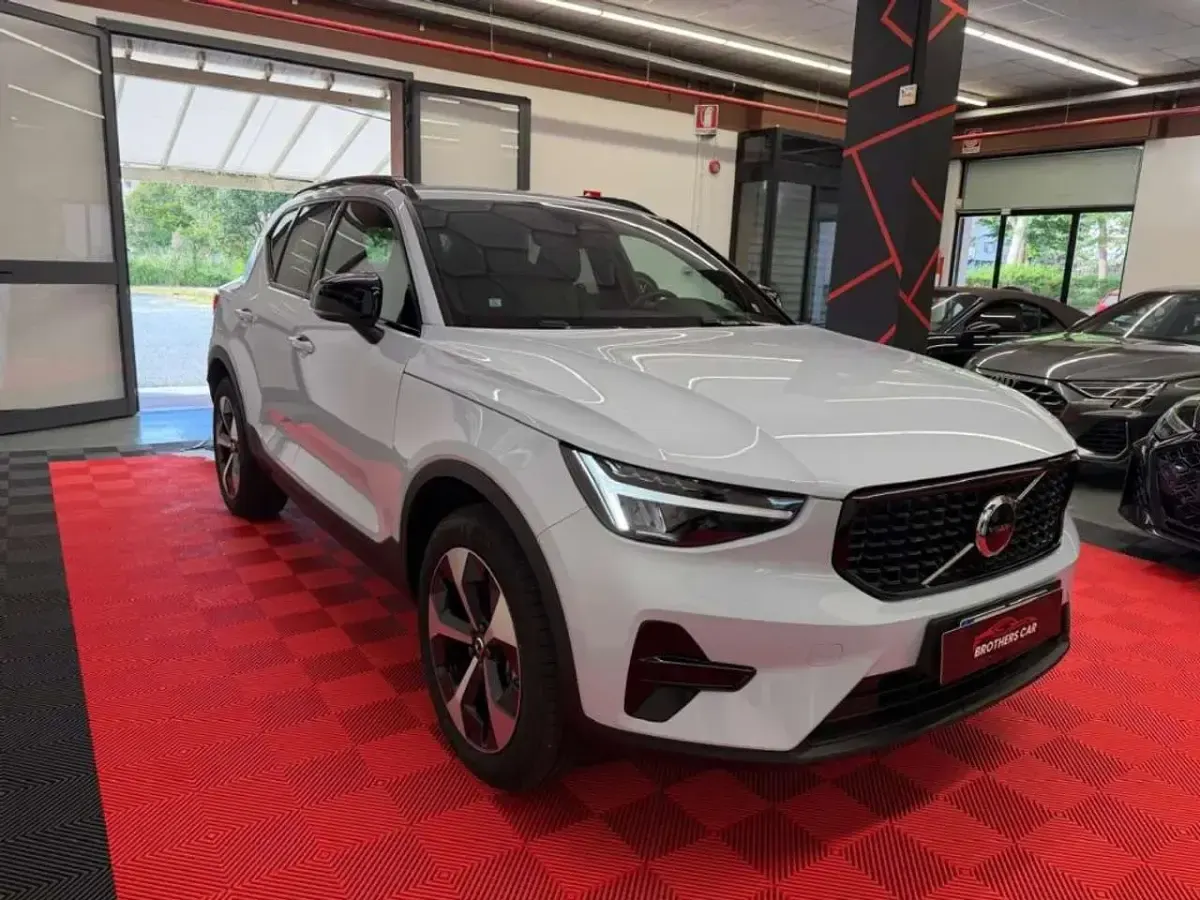 Nouvelle Volvo XC40 Plus 163 ch (119 kW) 2026 Gris SUV