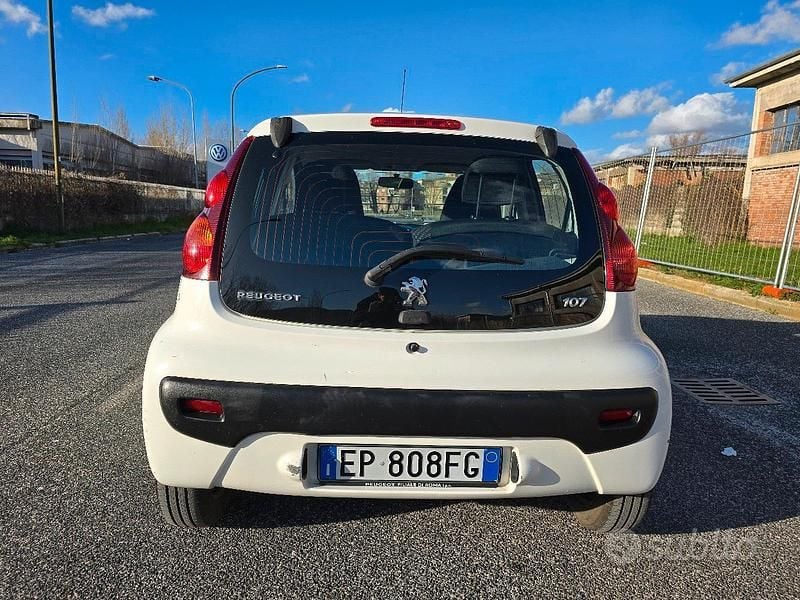Usata Peugeot 107 68 CV (50 kW) 2013 Bianco Utilitaria
