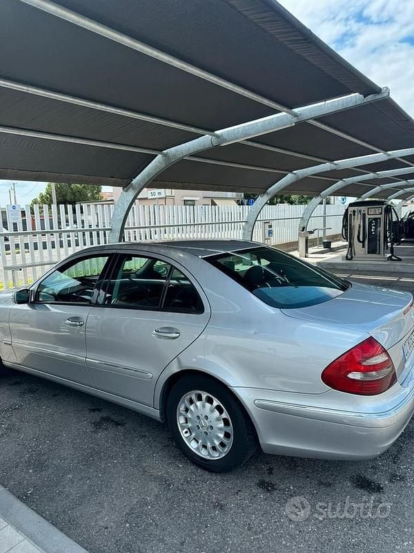 Usata Mercedes E270 177 CV (130 kW) 2003 Grigio Berlina