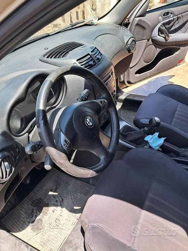 Second-hand Alfa Romeo 147 120 CP (88 kW) 2006 Gri Hatchback