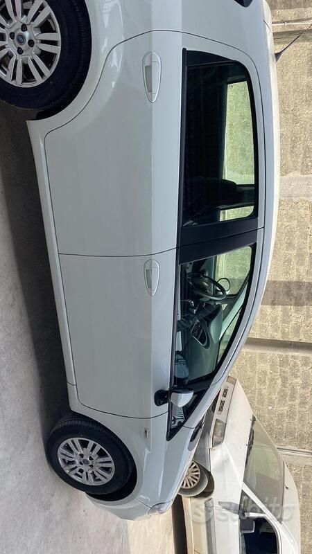 Usata Fiat Grande Punto Street 75 CV (55 kW) 2014 Bianco Utilitaria