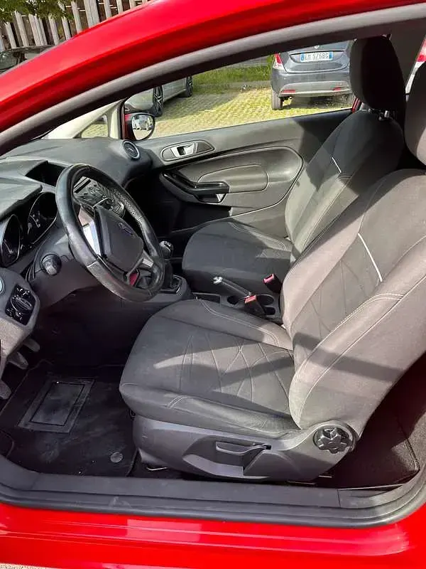 Usado Ford Fiesta 75 CV (55 kW) 2016 Rojo Utilitario