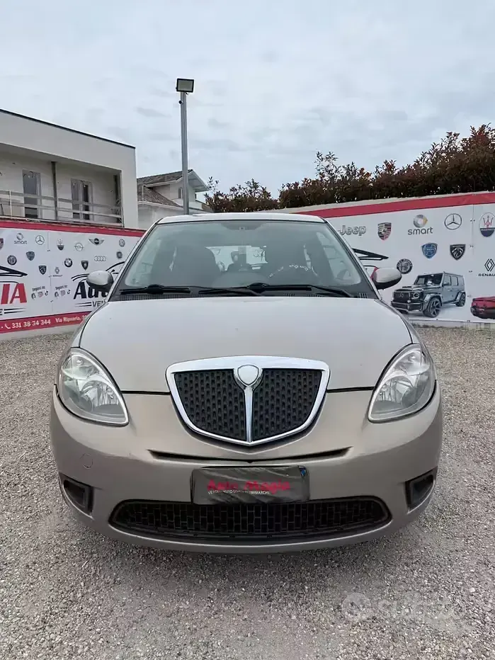 Usado Lancia Ypsilon 75 HP (55 kW) 2007 Castanho Citadino