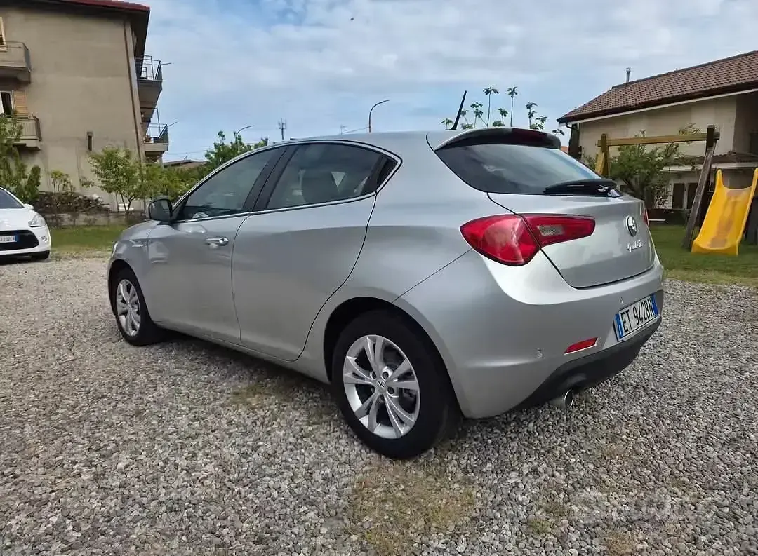 Usata Alfa Romeo Giulietta 105 CV (77 kW) 2013 Grigio Utilitaria