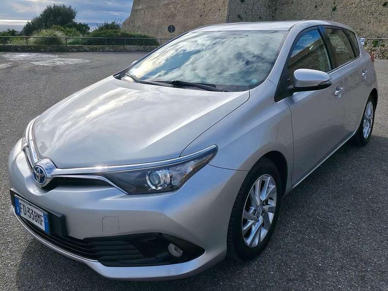 Usata Toyota Auris Hybrid Active 99 CV (72 kW) 2016 Argento Berlina