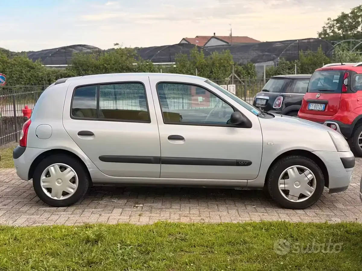 Usata Renault Clio II Dynamique 75 CV (55 kW) 2004 Grigio Berlina