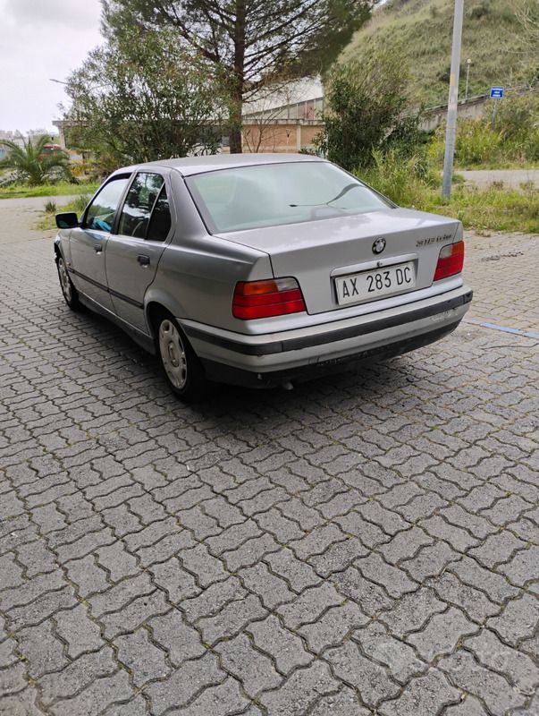 Usata BMW 318 90 CV (66 kW) 1998 Grigio Berlina