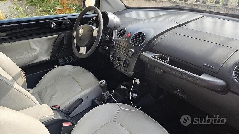 Usata VW New Beetle 105 CV (77 kW) 2009 Nero Utilitaria