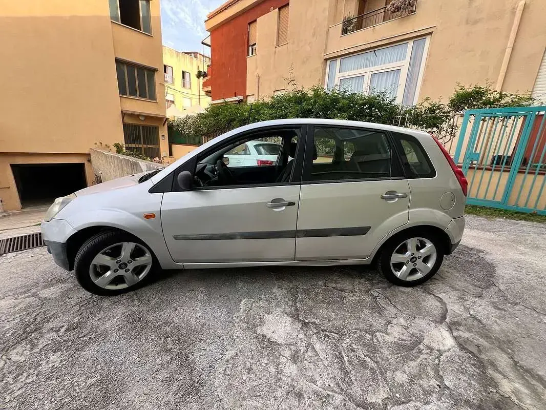 Usata Ford Fiesta Ambiente 68 CV (50 kW) 2006 Grigio Utilitaria