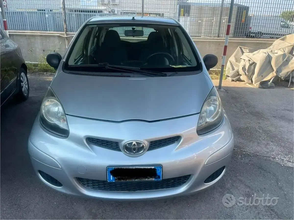 Usata Toyota Aygo 68 CV (50 kW) 2010 Grigio Utilitaria