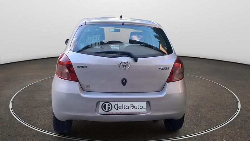 Usata Toyota Yaris Sol 90 CV (66 kW) 2006 Grigio Berlina