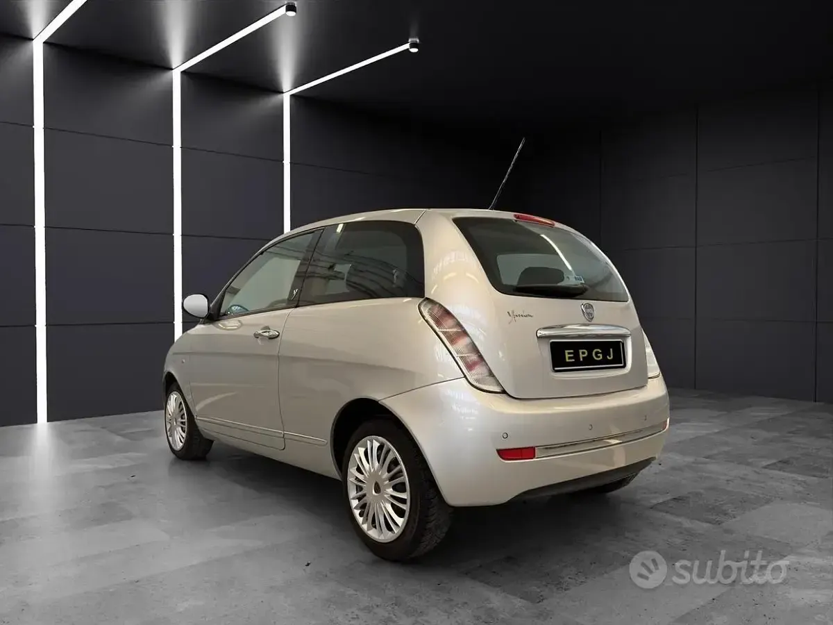 Usata Lancia Ypsilon 69 CV (50 kW) 2011 Grigio Utilitaria