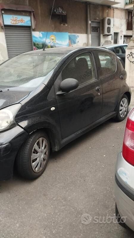 Nero Usata 2011 Toyota Aygo Due volumi | 3000 € (Ottimo prezzo) - Immagine 1/4