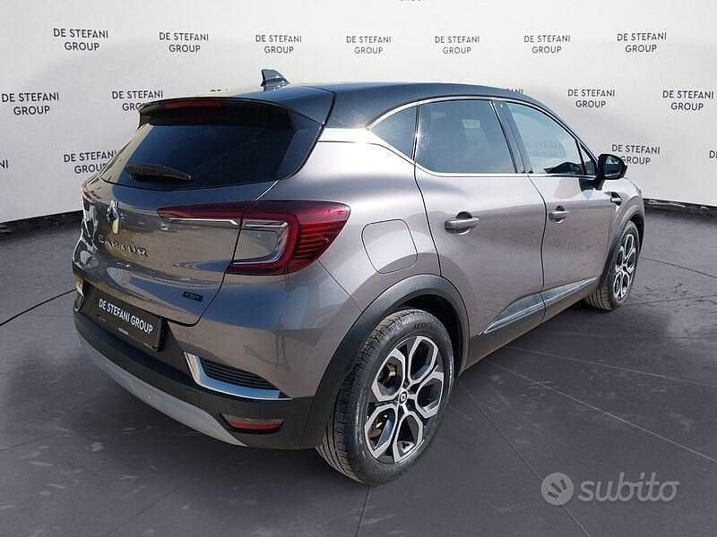 Usata Renault Captur Engineered 143 CV (105 kW) 2023 Grigio SUV