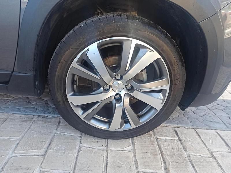 Gebraucht Peugeot 2008 Allure 102 PS (75 kW) 2019 Grau SUV