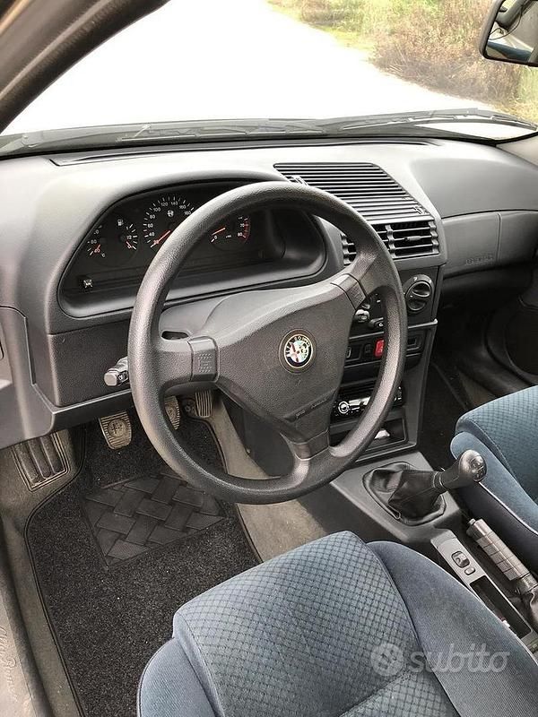 Usata Alfa Romeo 146 129 CV (94 kW) 1995 Argento Utilitaria