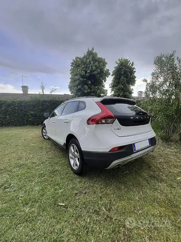 Usata Volvo V40 150 CV (110 kW) 2013 Bianco Berlina