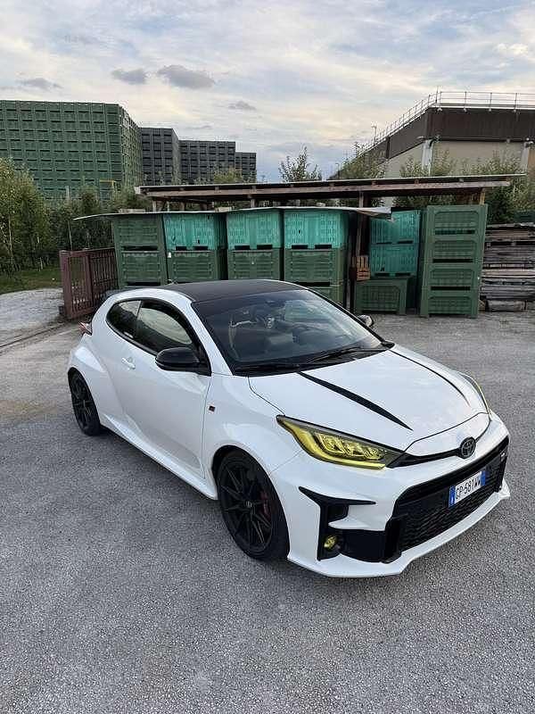 Usata 2022 Toyota Yaris Tre volumi | 31.000 € (Super prezzo) - Immagine 1/4