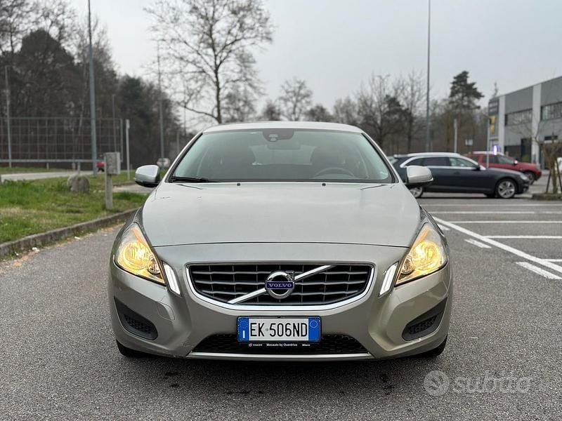 Käytetty Volvo V60 Summum 163 HP (119 kW) 2012 Keltainen Farmari