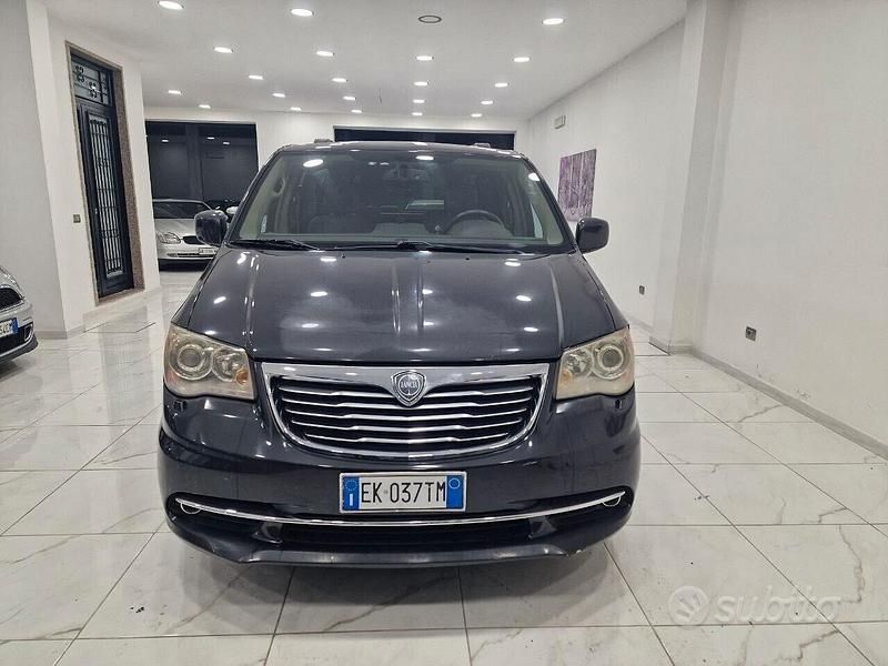 Usata Lancia Voyager Gold 163 CV (119 kW) 2011 Grigio Monovolume