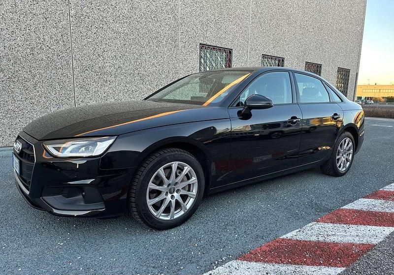 Usata Audi A4 Ambiente 190 CV (139 kW) 2019 Nero mhytos metallizzato Berlina