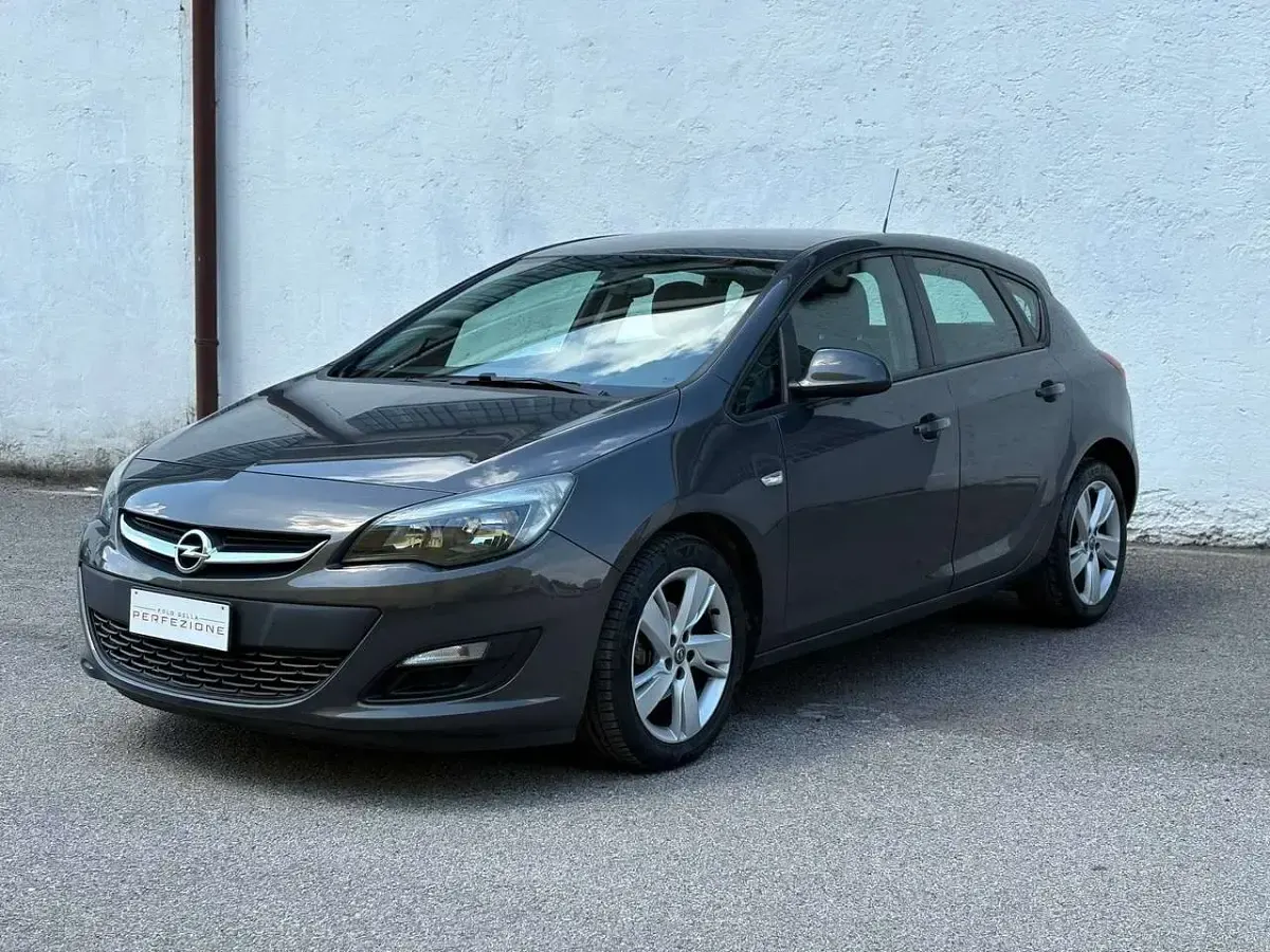 Usata Opel Astra 140 CV (102 kW) 2014 Grigio Berlina