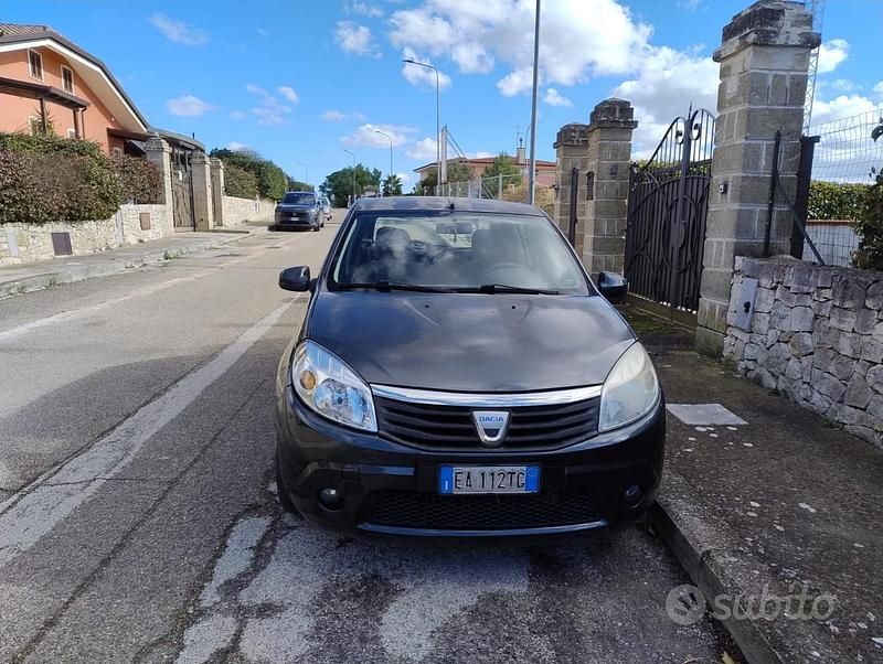 Usata Dacia Sandero Lauréate 75 CV (55 kW) 2010 Grigio Berlina