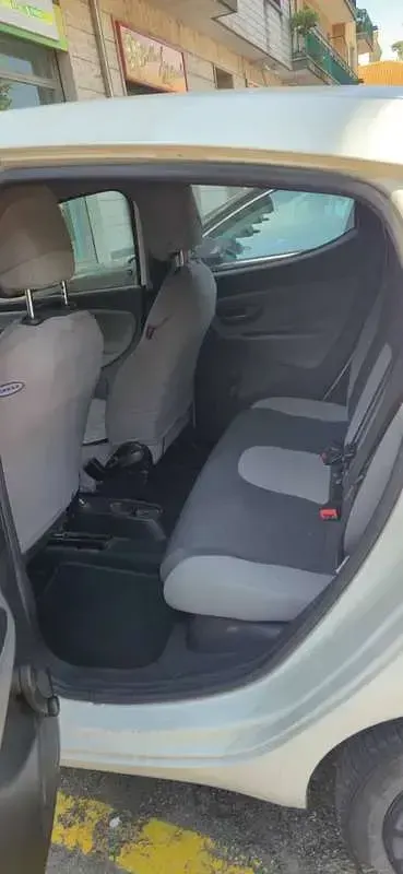 Usata Lancia Ypsilon 69 CV (50 kW) 2015 Bianco Utilitaria