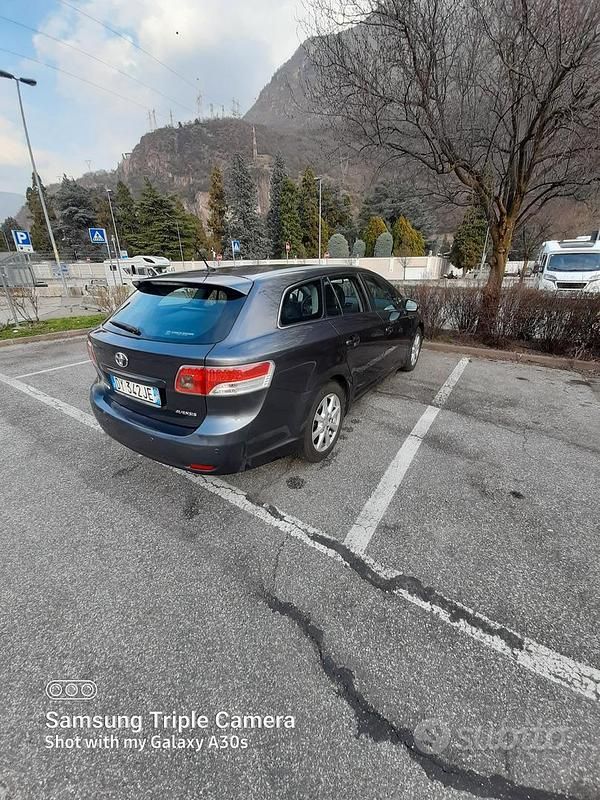 Usata Toyota Avensis 150 CV (110 kW) 2009 Grigio Station wagon