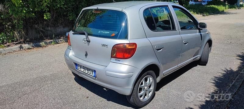 Usata Toyota Yaris 86 CV (63 kW) 2005 Grigio Station wagon