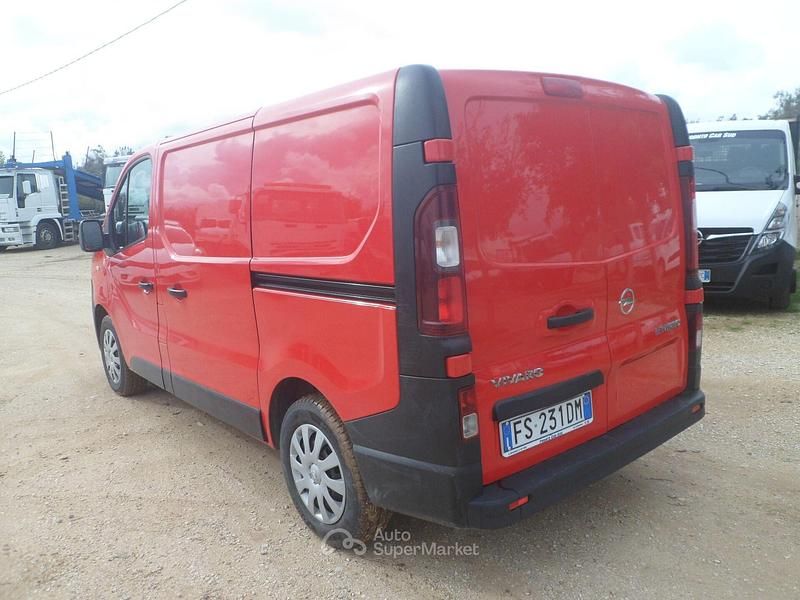 Usata Opel Vivaro 145 CV (106 kW) 2019 Rosso Monovolume