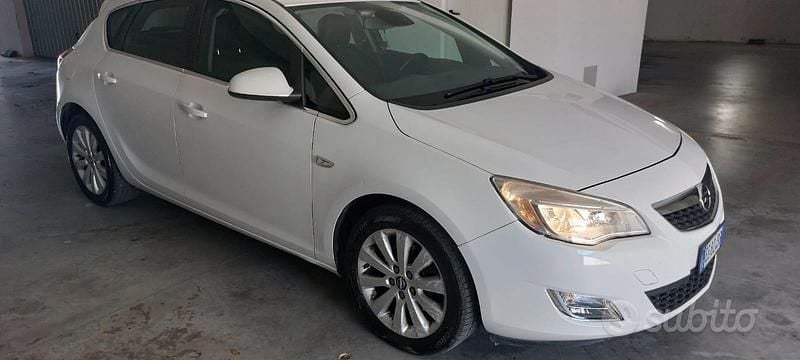 Usata Opel Astra 110 CV (80 kW) 2012 Bianco Utilitaria