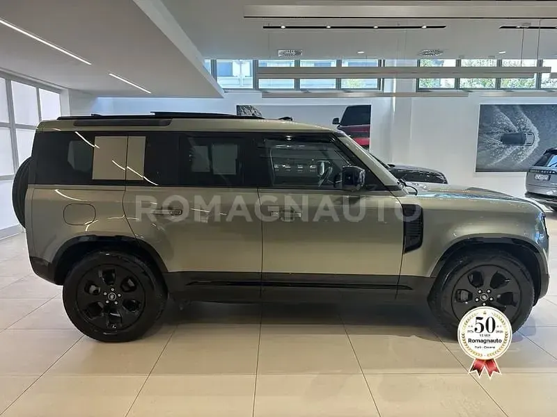 Usata Land Rover Defender SE Dynamic 224 CV (164 kW) 2025 Verde SUV
