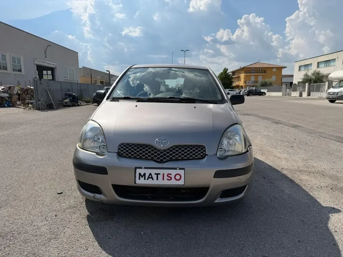 Usata Toyota Yaris Sol 75 CV (55 kW) 2004 Argento Berlina