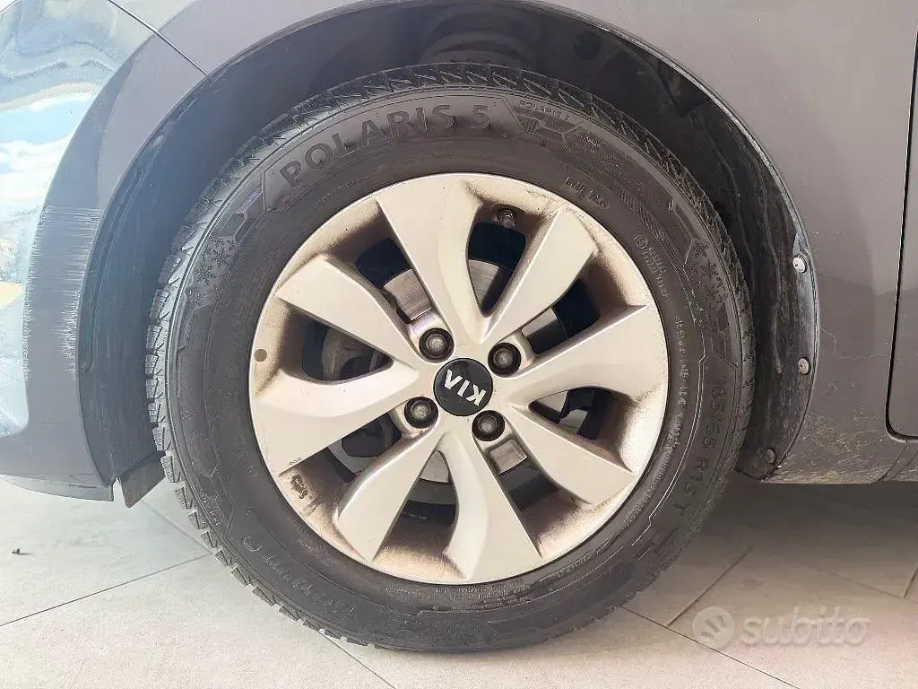 Usado Kia Rio 84 CV (61 kW) 2016 Gris Utilitario