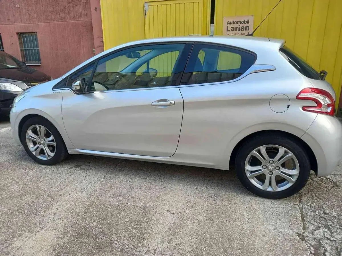 Usata Peugeot 208 Allure 82 CV (60 kW) 2014 Grigio Utilitaria