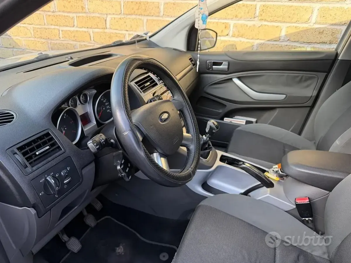 Usata Ford Kuga 140 CV (102 kW) 2012 Grigio SUV