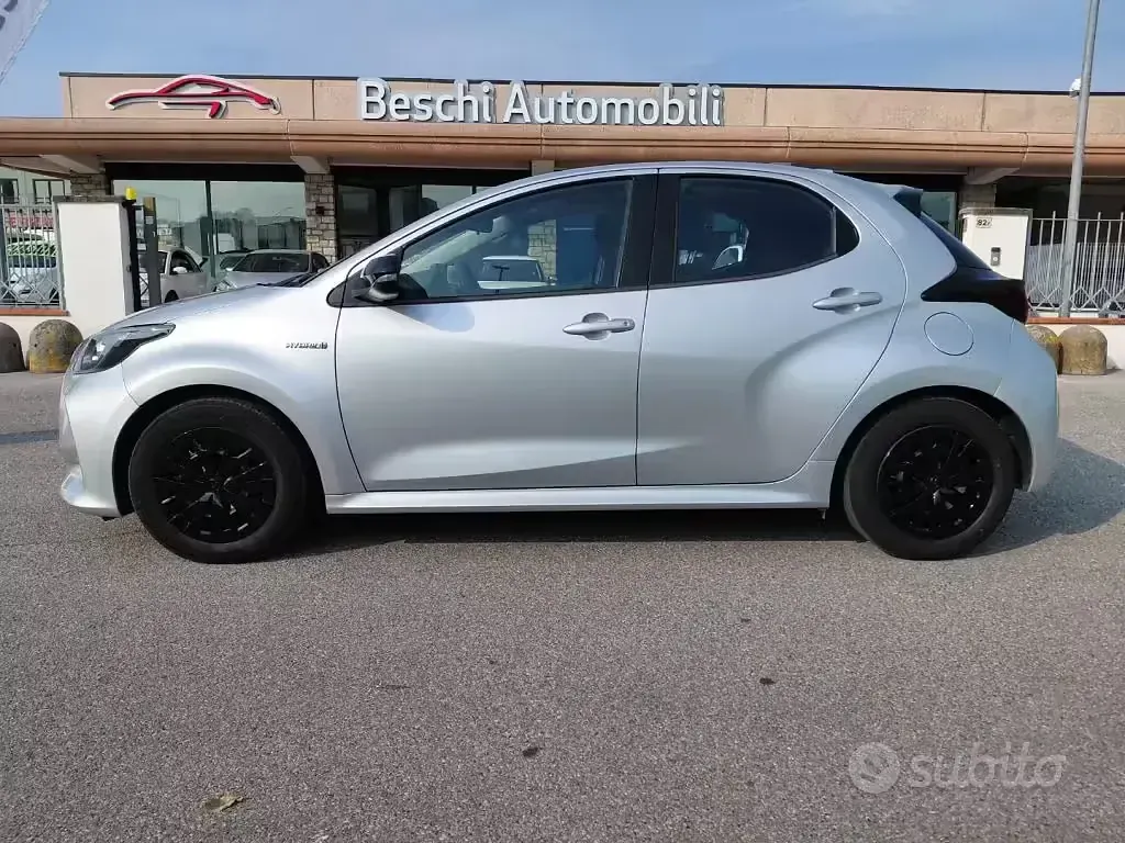 Usata Toyota Yaris Hybrid Business Edition 92 CV (67 kW) 2020 Grigio Berlina