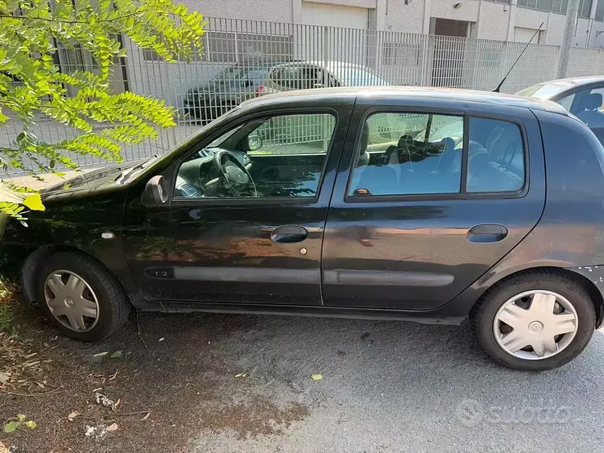 Usata Renault Clio II 75 CV (55 kW) 2005 Nero Berlina