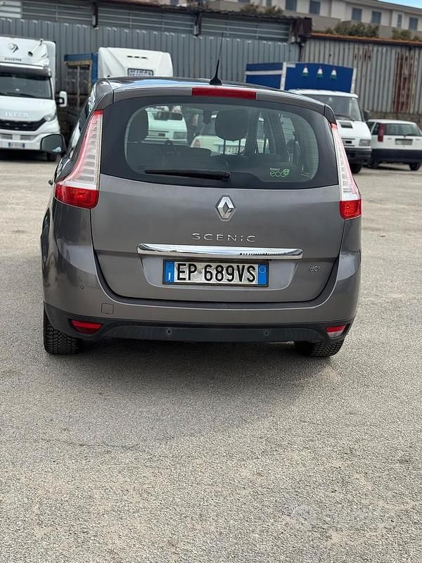 Usata Renault Scénic III XMOD 110 CV (80 kW) 2013 Grigio Monovolume