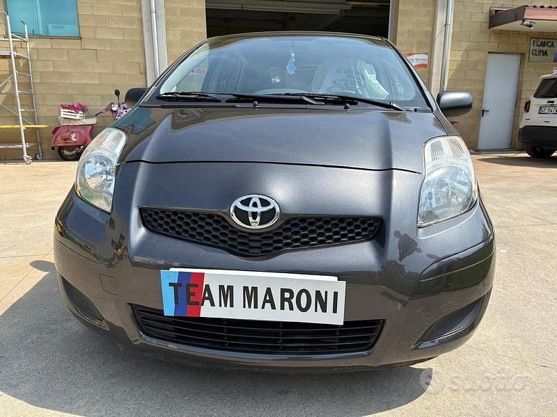 Grigio Usata 2011 Toyota Yaris Due volumi | 5500 € (Buon prezzo) - Immagine 1/4