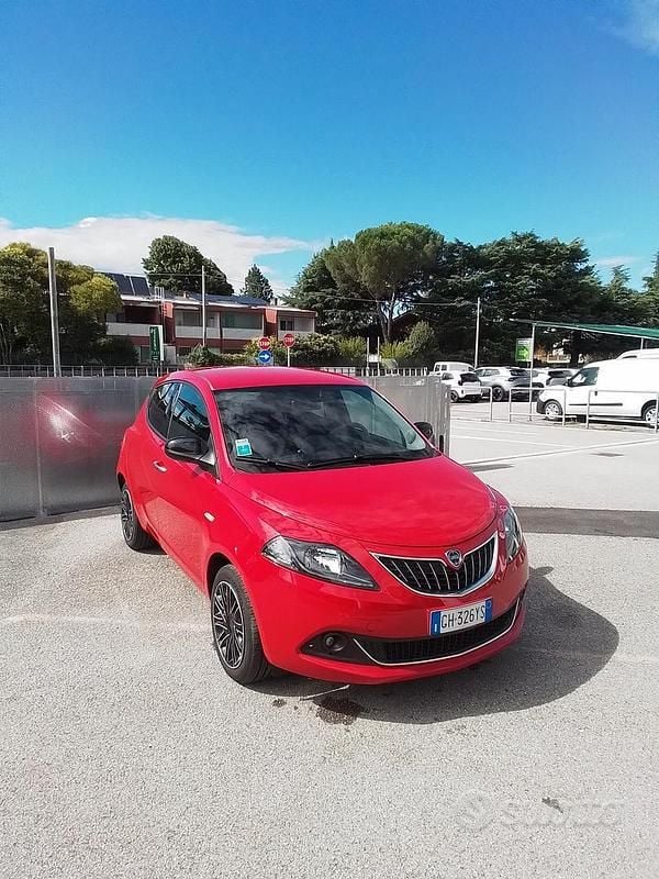 Usata Lancia Ypsilon Gold 69 CV (50 kW) 2022 Rosso Utilitaria