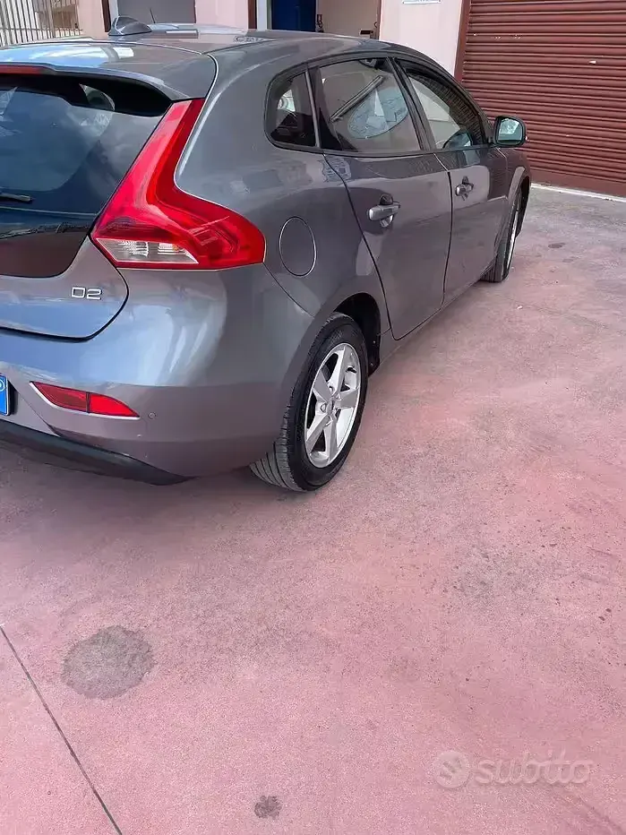 Usata Volvo V40 120 CV (88 kW) 2017 Grigio Berlina