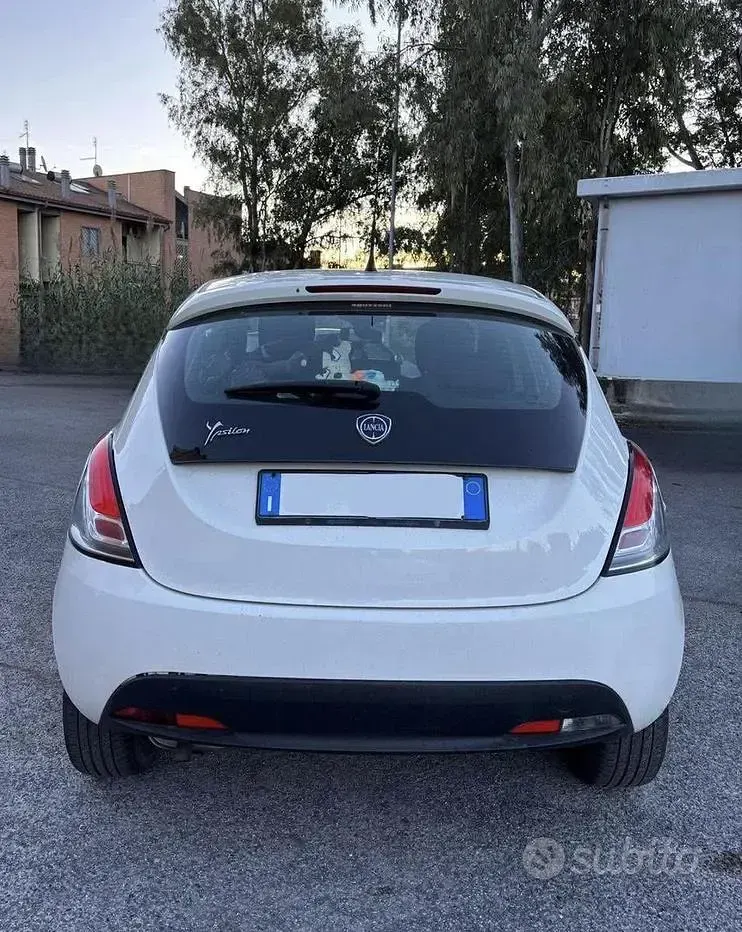 Usata Lancia Ypsilon 60 CV (44 kW) 2014 Bianco Utilitaria