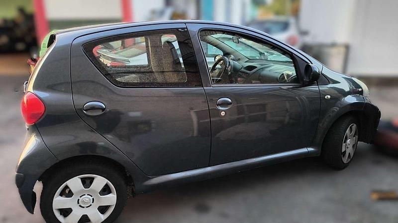 Usata Toyota Aygo Sol 68 CV (50 kW) 2005 Grigio Utilitaria