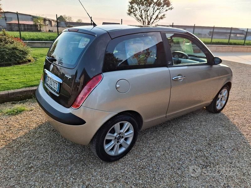 Usata Lancia Ypsilon 70 CV (51 kW) 2006 Marrone Utilitaria