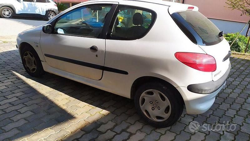 Usata Peugeot 206 68 CV (50 kW) 2002 Bianco Utilitaria