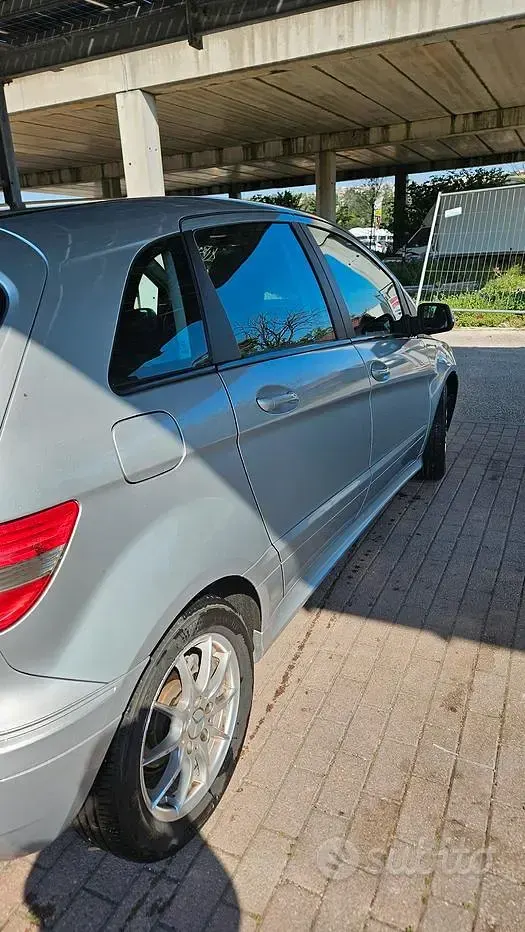 Usata Mercedes B180 116 CV (85 kW) 2011 Grigio Utilitaria