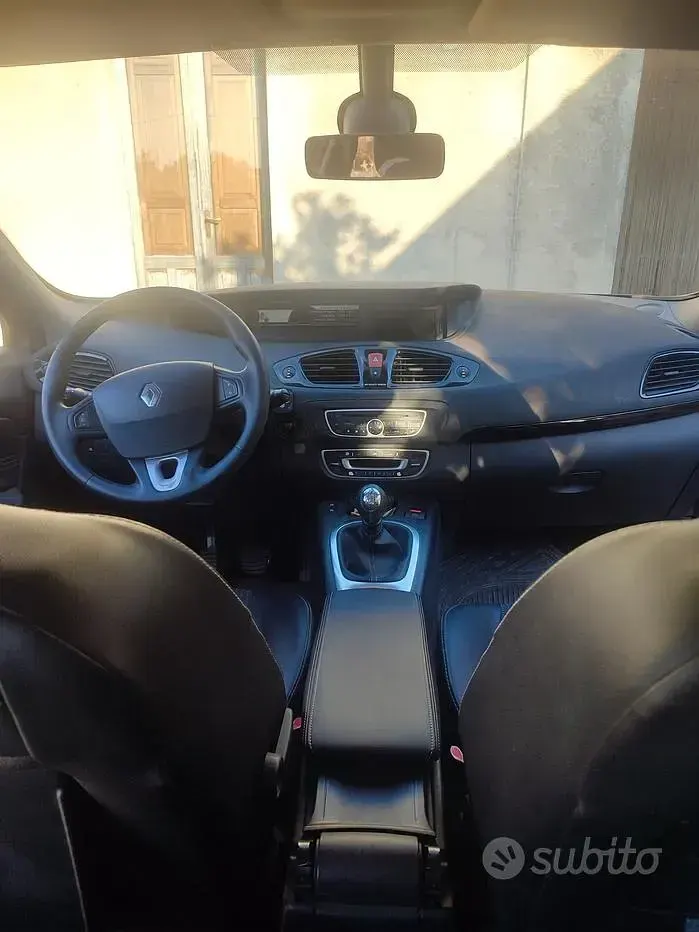 Usata Renault Scénic 110 CV (80 kW) 2011 Grigio Monovolume