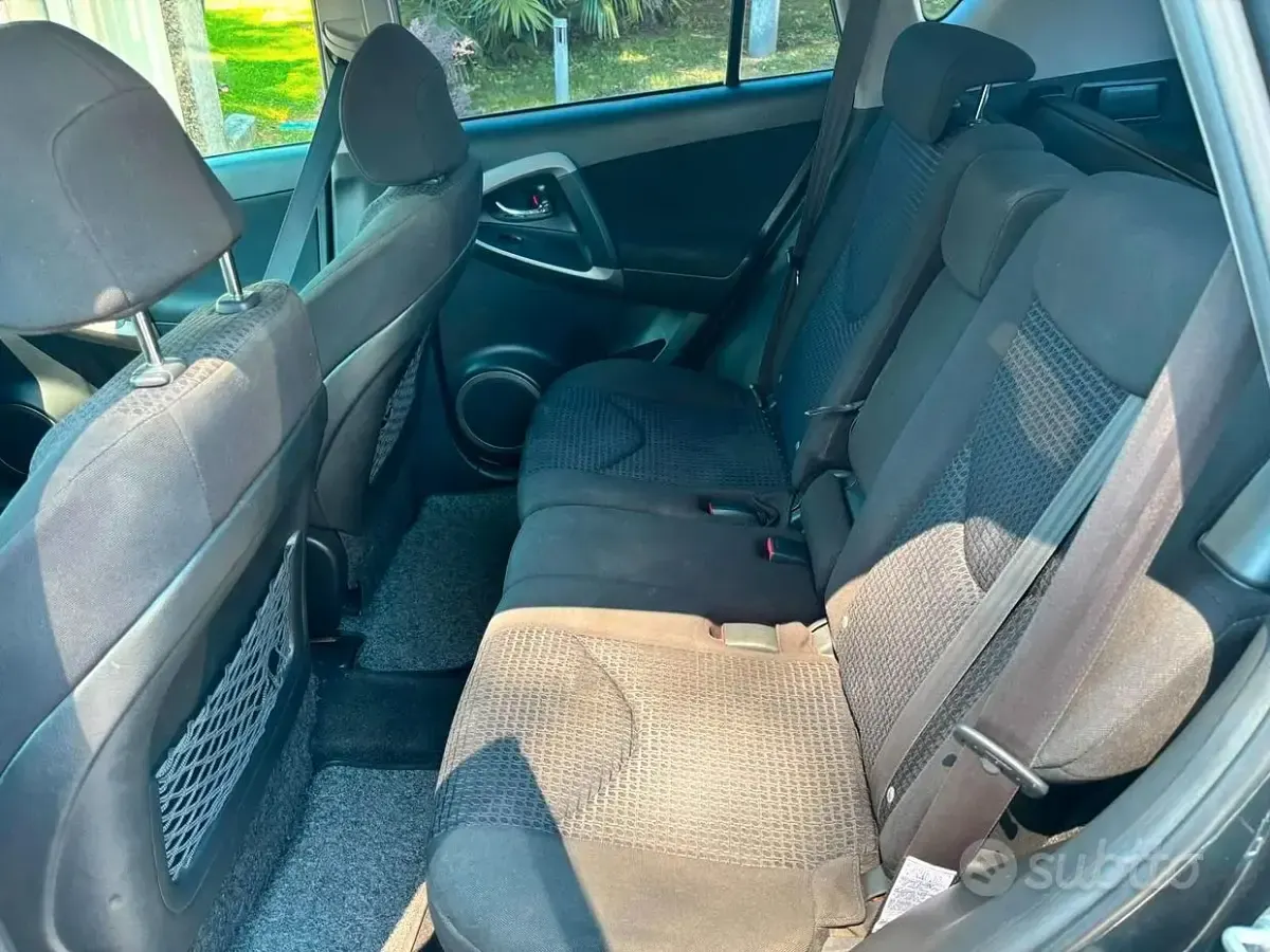 Usata Toyota RAV4 Luxury 136 CV (100 kW) 2007 Nero SUV